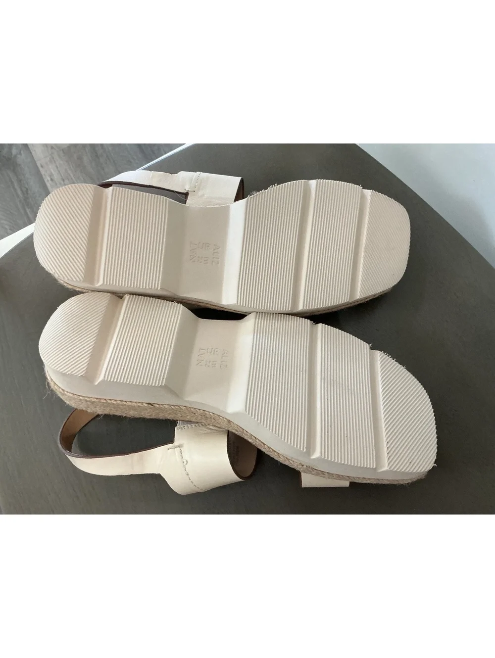 Womans Size 9.5 Naturalizer Holden Platform Pale Ivory Sandal